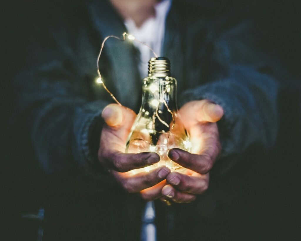 mains_ampoule_lumineuse
