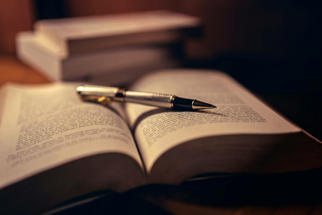 stylo_sur_livre